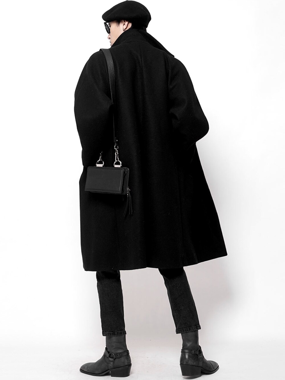 「街头搭配、新作、新年一発目、日系极简、ootd」｜「松林火山のアイテム（ショルダーバッグ、ブラック系）」を使った、Song  さん（メンズ・175cm）の冬コーディネートの1枚目の写真