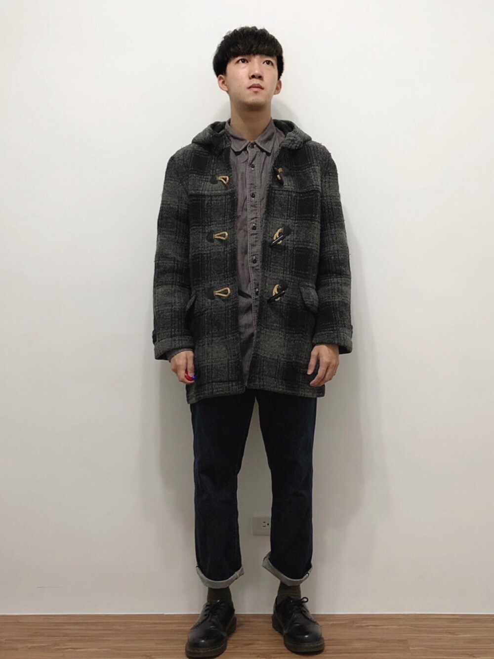 「GAPのアイテム（ピーコート、グレー系）」を使った、麥さん（メンズ・177cm）の冬コーディネートの1枚目の写真