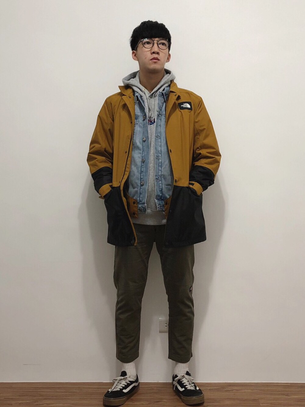 「THE NORTH FACEのアイテム（ピーコート、ゴールド系）」を使った、麥さん（メンズ・177cm）の春コーディネートの1枚目の写真