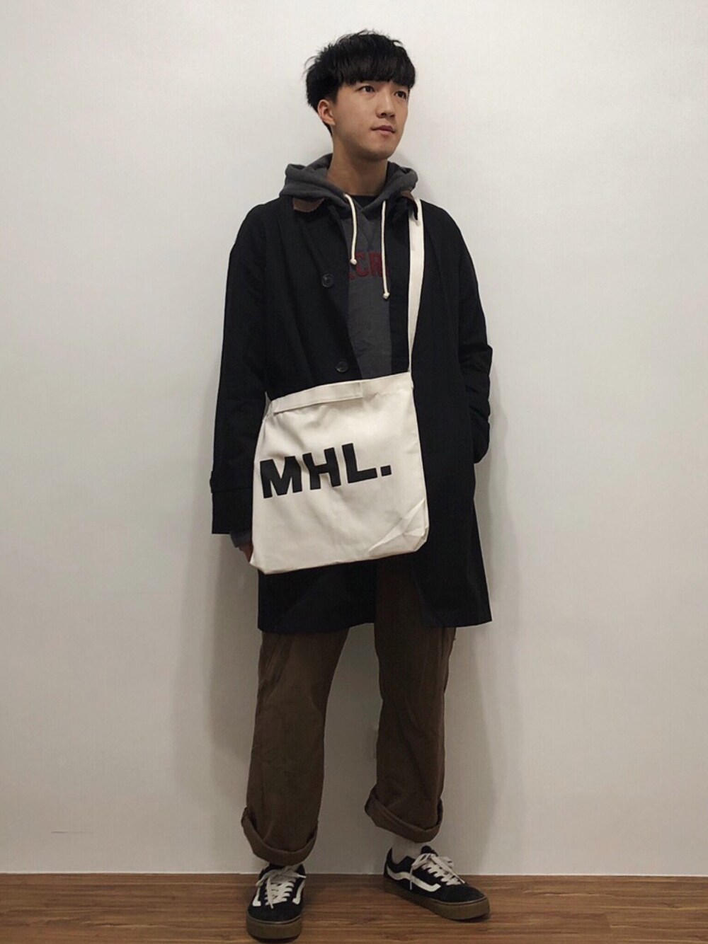 「URBAN RESEARCHのアイテム（ピーコート、ブラック系）」を使った、麥さん（メンズ・177cm）の春コーディネートの1枚目の写真
