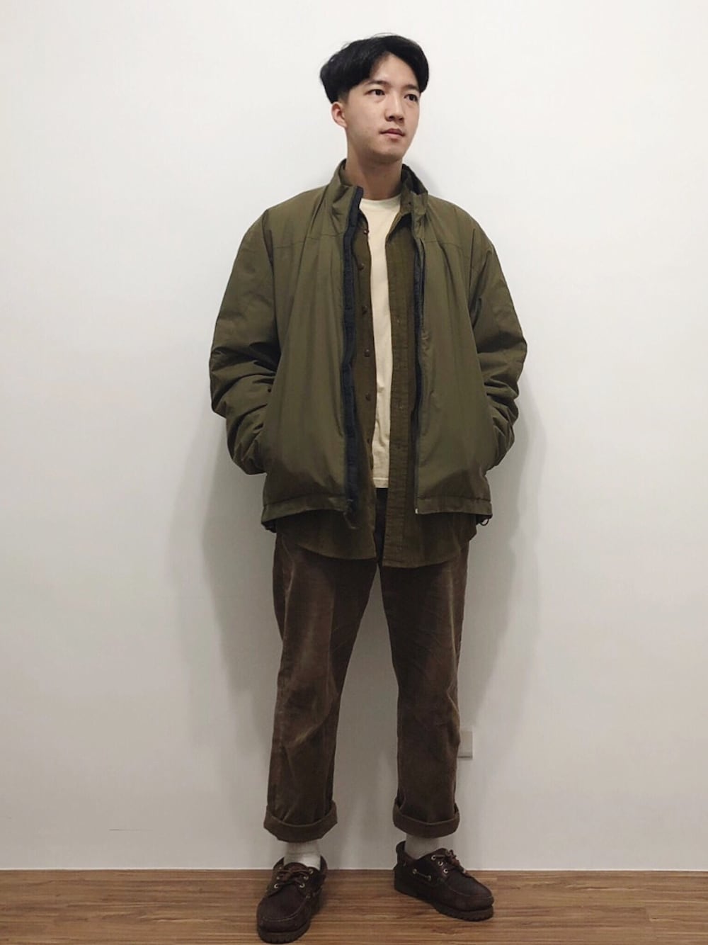 「ARC'TERYXのアイテム（その他アウター、グリーン系）」を使った、麥さん（メンズ・177cm）の春コーディネートの1枚目の写真