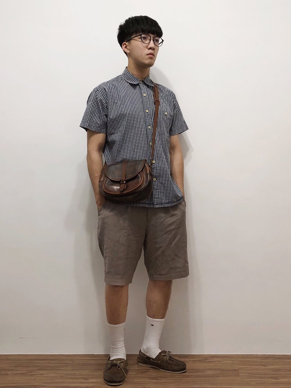 グレー系のシャツ/ブラウス、ブラウン系のショルダーバッグを着用したメンズの夏コーディネートの1枚目の写真