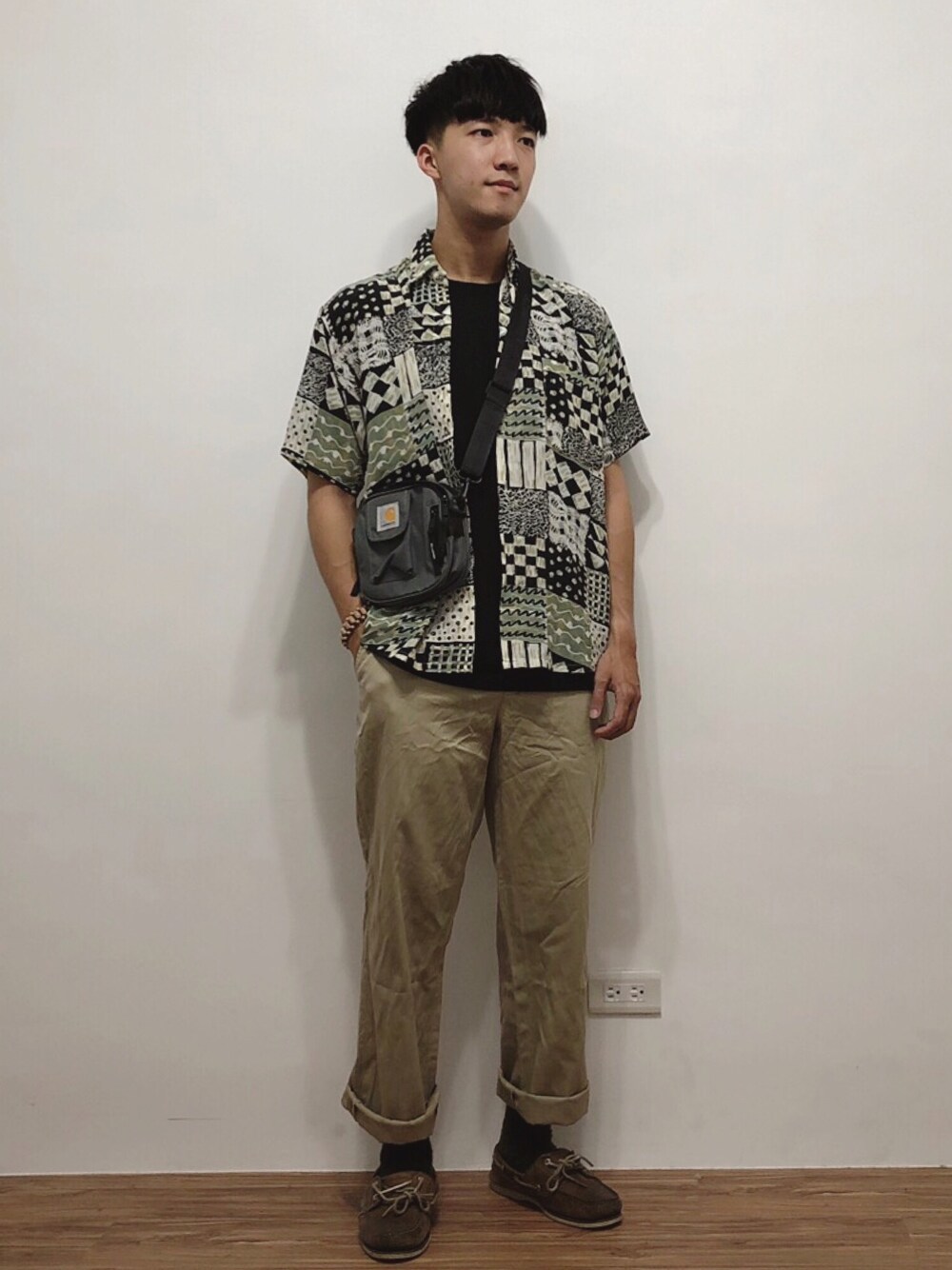 「VINTAGEのアイテム（シャツ/ブラウス、グレー系）」を使った、麥さん（メンズ・177cm）の夏コーディネートの1枚目の写真