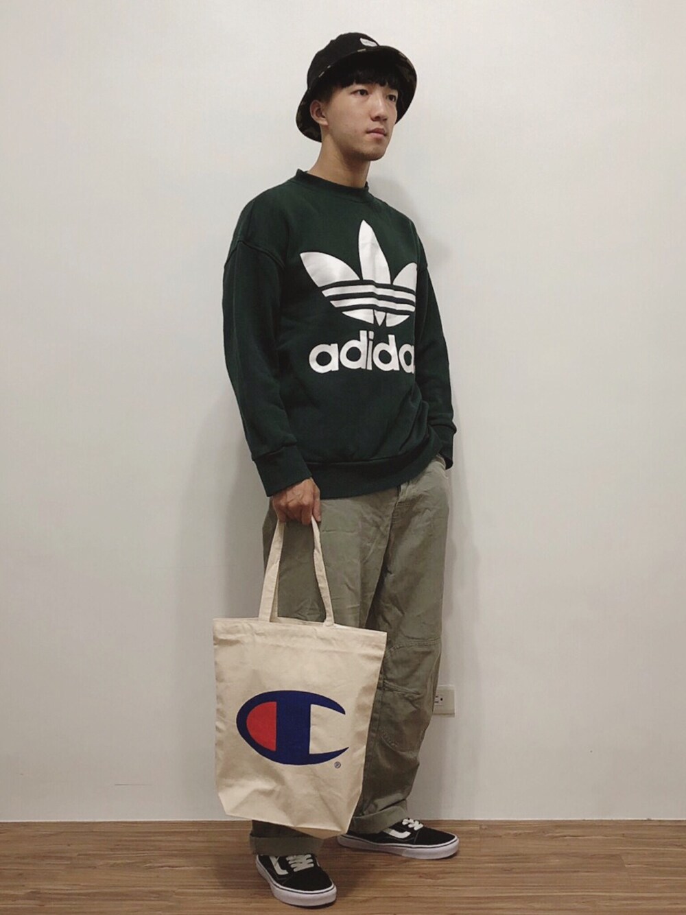 「adidas Originalsのアイテム（その他トップス、グリーン系）」を使った、麥さん（メンズ・177cm）の秋コーディネートの1枚目の写真