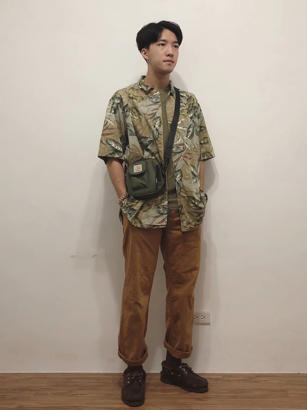 「VINTAGEのアイテム（シャツ/ブラウス、グリーン系）」を使った、麥さん（メンズ・177cm）の秋コーディネートの1枚目の写真
