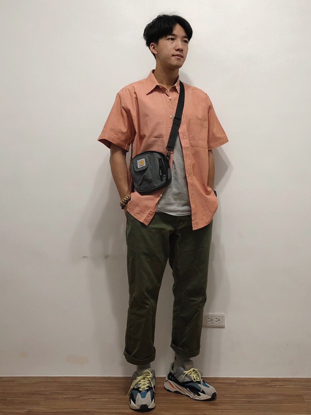 「Carharttのアイテム（ショルダーバッグ、グレー系）」を使った、麥さん（メンズ・177cm）の秋コーディネートの1枚目の写真