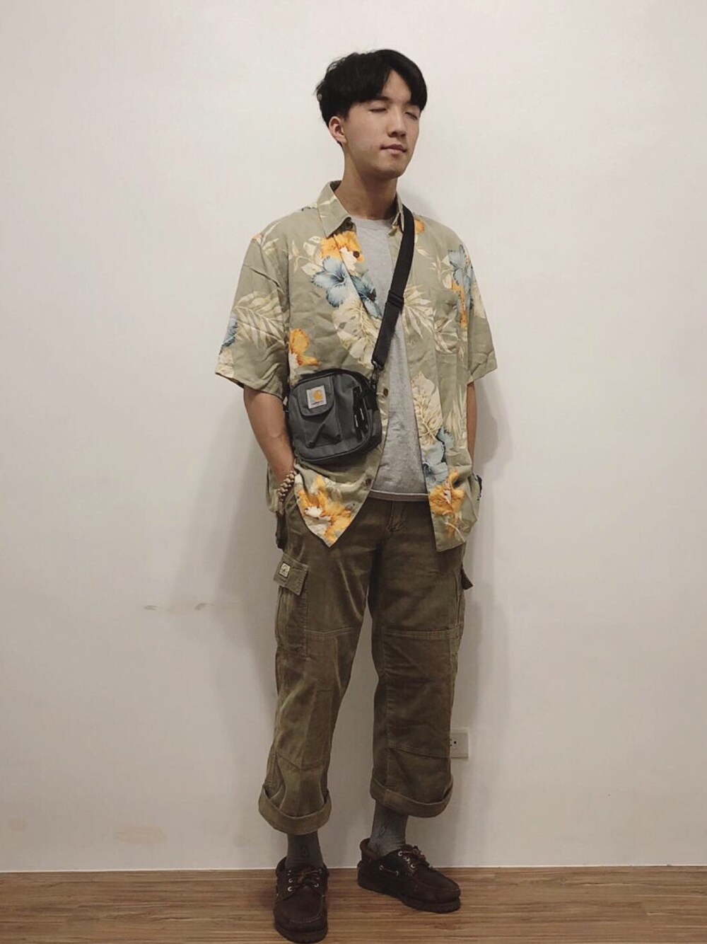 「Carharttのアイテム（ショルダーバッグ、グレー系）」を使った、麥さん（メンズ・177cm）の秋コーディネートの1枚目の写真