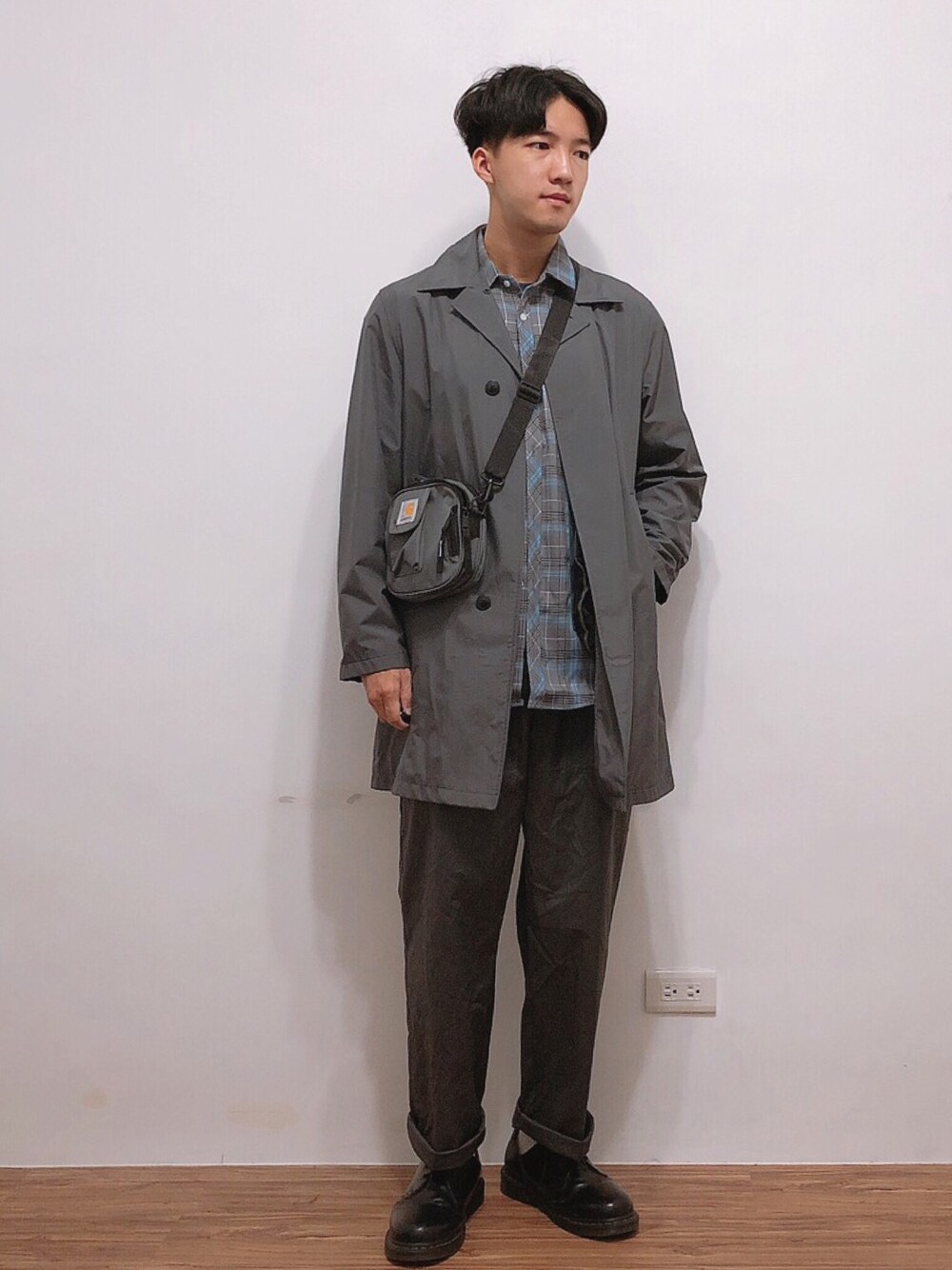 「Carharttのアイテム（ショルダーバッグ、グレー系）」を使った、麥さん（メンズ・177cm）の秋コーディネートの1枚目の写真