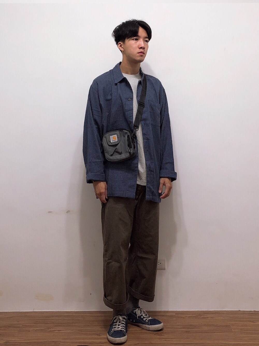 「Carharttのアイテム（ショルダーバッグ、グレー系）」を使った、麥さん（メンズ・177cm）の秋コーディネートの1枚目の写真