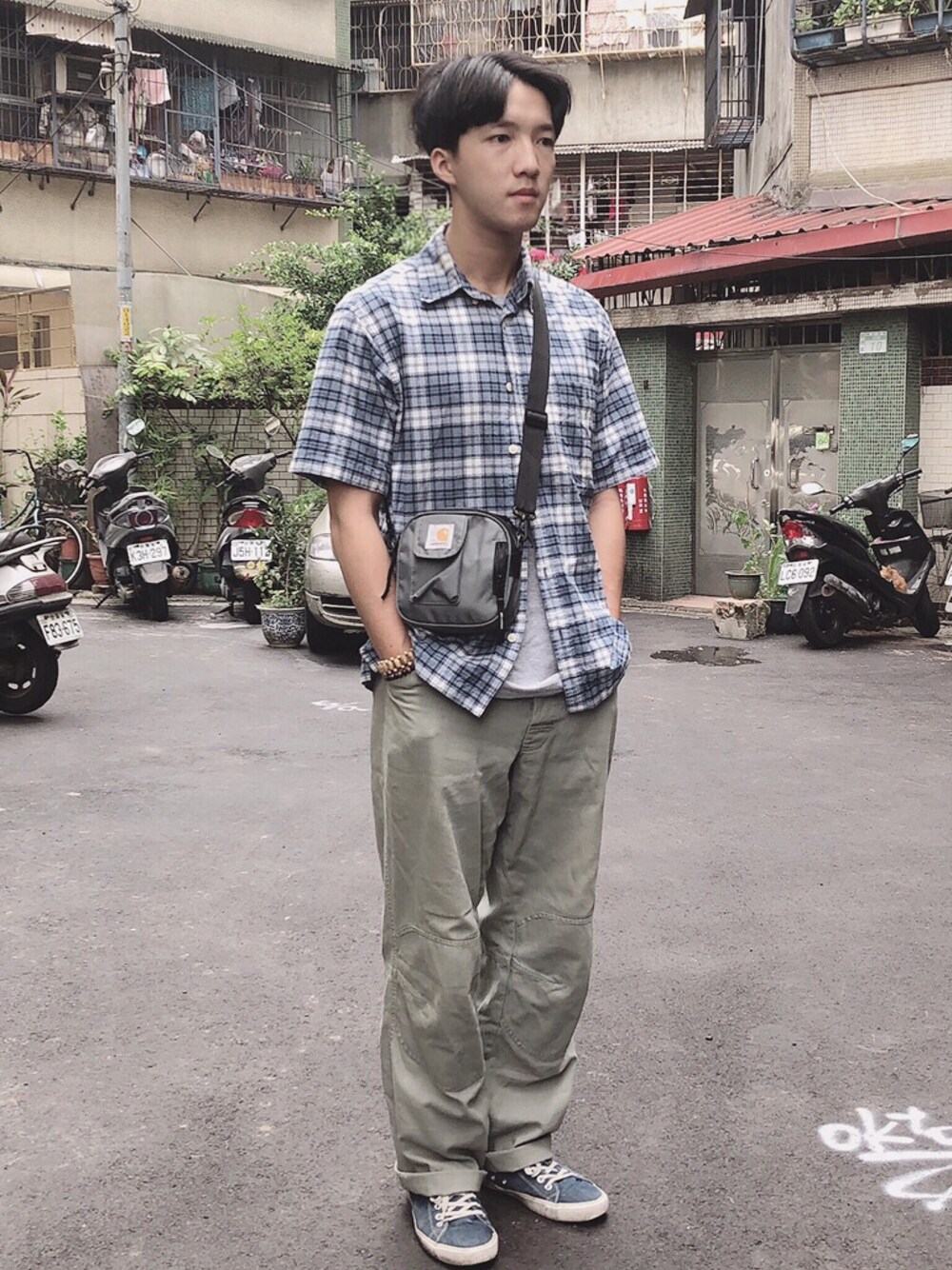 「GAPのアイテム（シャツ/ブラウス、ブルー系）」を使った、麥さん（メンズ・177cm）の秋コーディネートの1枚目の写真