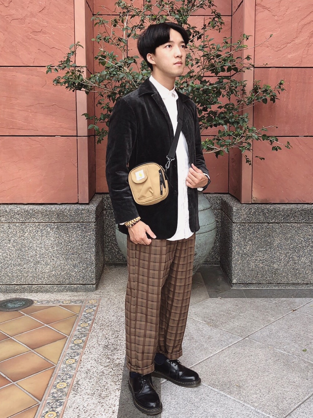 「Carharttのアイテム（ショルダーバッグ、ゴールド系）」を使った、麥さん（メンズ・177cm）の秋コーディネートの1枚目の写真