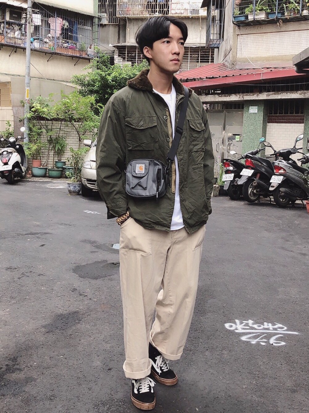 「Carharttのアイテム（ショルダーバッグ、グレー系）」を使った、麥さん（メンズ・177cm）の秋コーディネートの1枚目の写真
