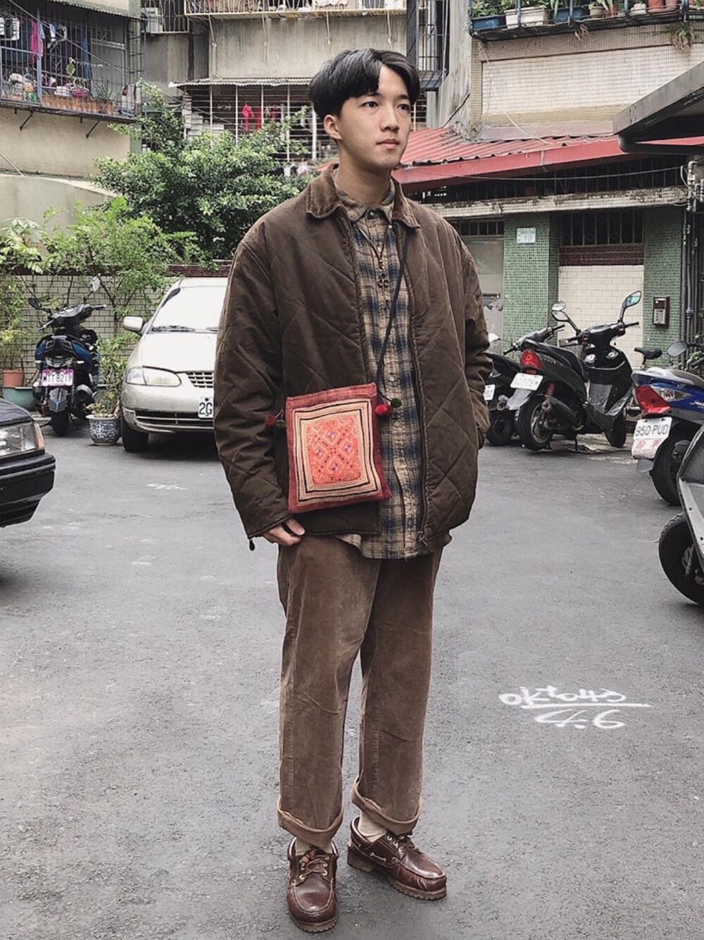 「VINTAGEのアイテム（ショルダーバッグ、レッド系）」を使った、麥さん（メンズ・177cm）の冬コーディネートの1枚目の写真