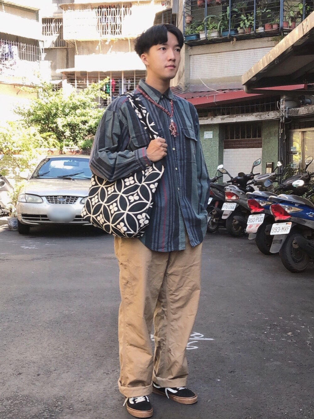 「VINTAGEのアイテム（シャツ/ブラウス、ブルー系）」を使った、麥さん（メンズ・177cm）の冬コーディネートの1枚目の写真
