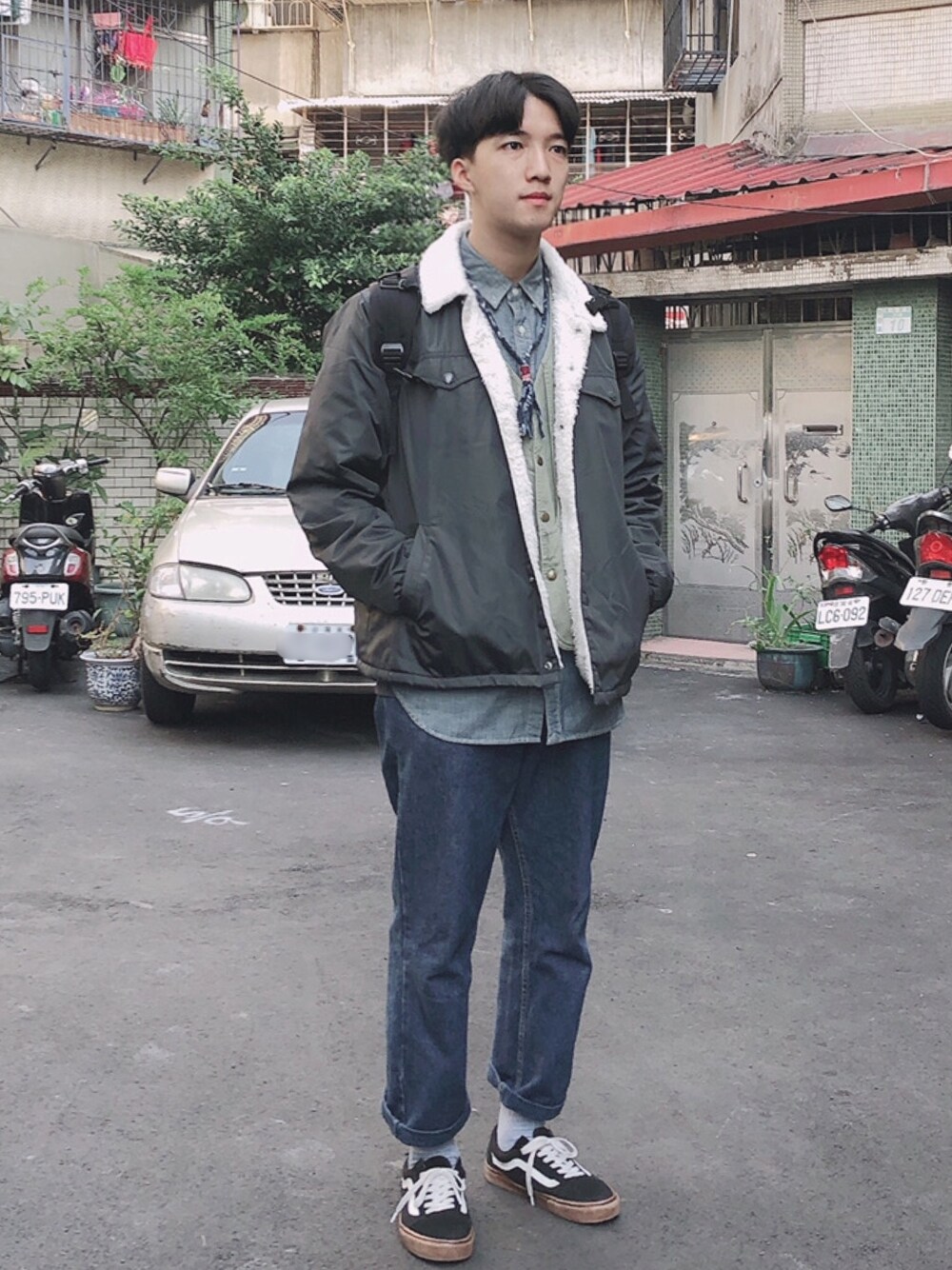 「Levi'sのアイテム（マウンテンパーカー、ブラック系）」を使った、麥さん（メンズ・177cm）の冬コーディネートの1枚目の写真