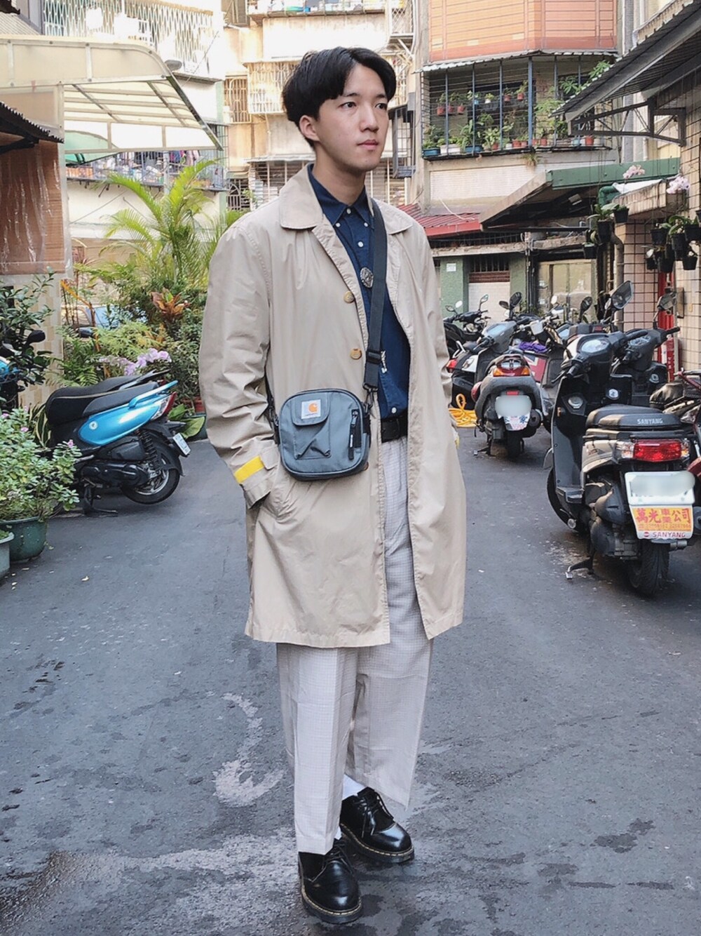 「Carharttのアイテム（ショルダーバッグ、グレー系）」を使った、麥さん（メンズ・177cm）の冬コーディネートの1枚目の写真