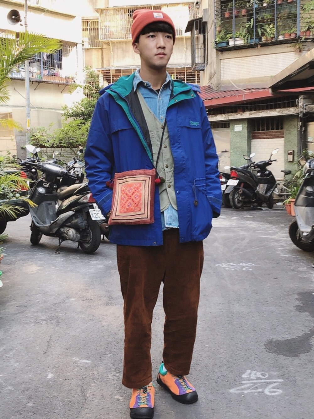 「VINTAGEのアイテム（マウンテンパーカー、ブルー系）」を使った、麥さん（メンズ・177cm）の冬コーディネートの1枚目の写真
