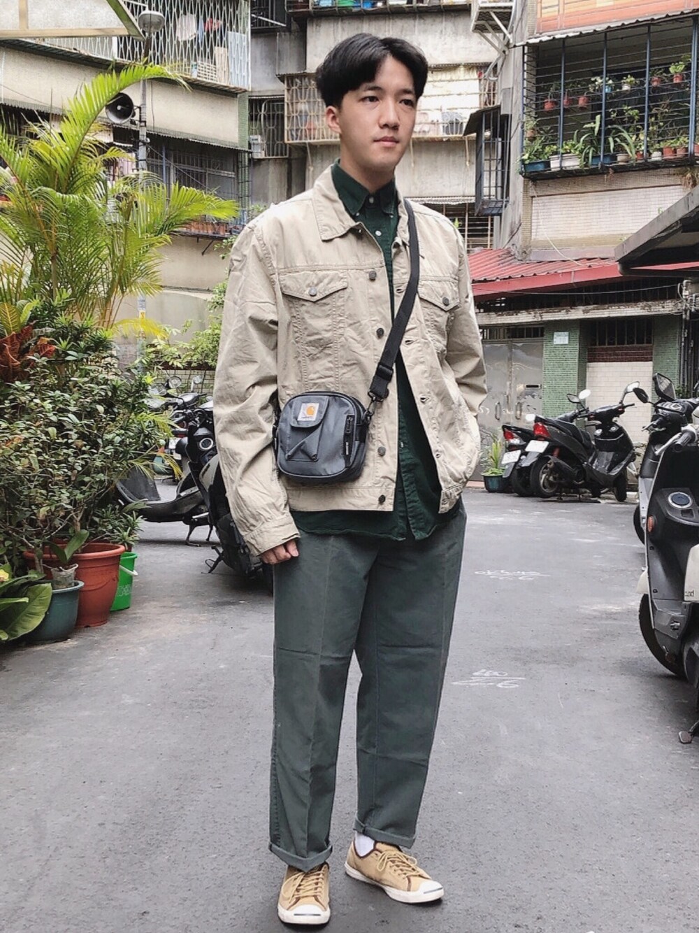 「Carharttのアイテム（ショルダーバッグ、グレー系）」を使った、麥さん（メンズ・177cm）の春コーディネートの1枚目の写真