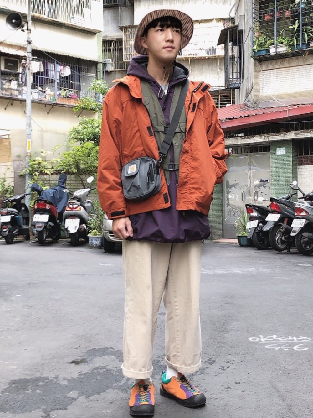 「KEENのアイテム（その他シューズ、オレンジ系）」を使った、麥さん（メンズ・177cm）の春コーディネートの1枚目の写真