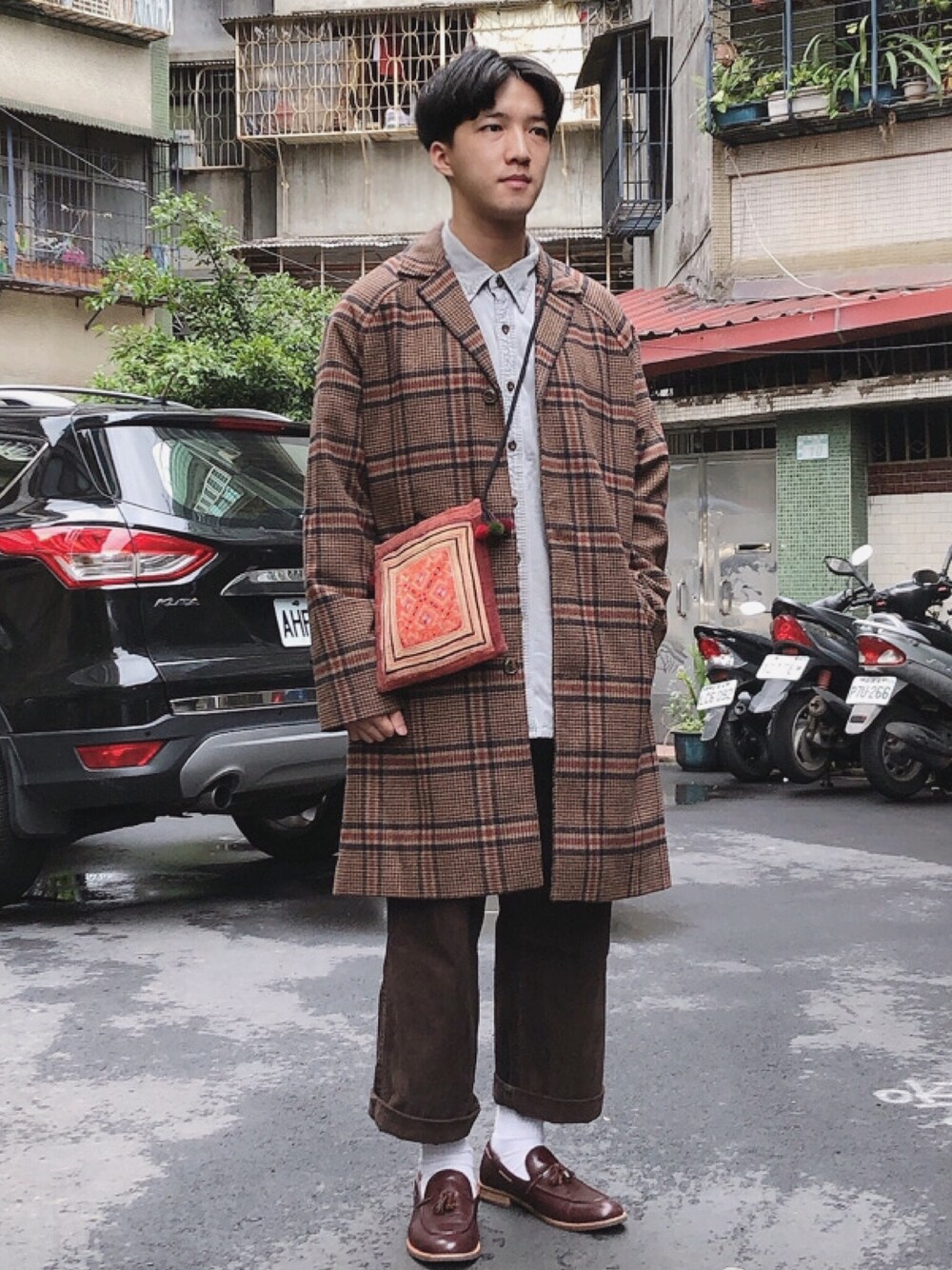 「VINTAGEのアイテム（ショルダーバッグ、レッド系）」を使った、麥さん（メンズ・177cm）の春コーディネートの1枚目の写真