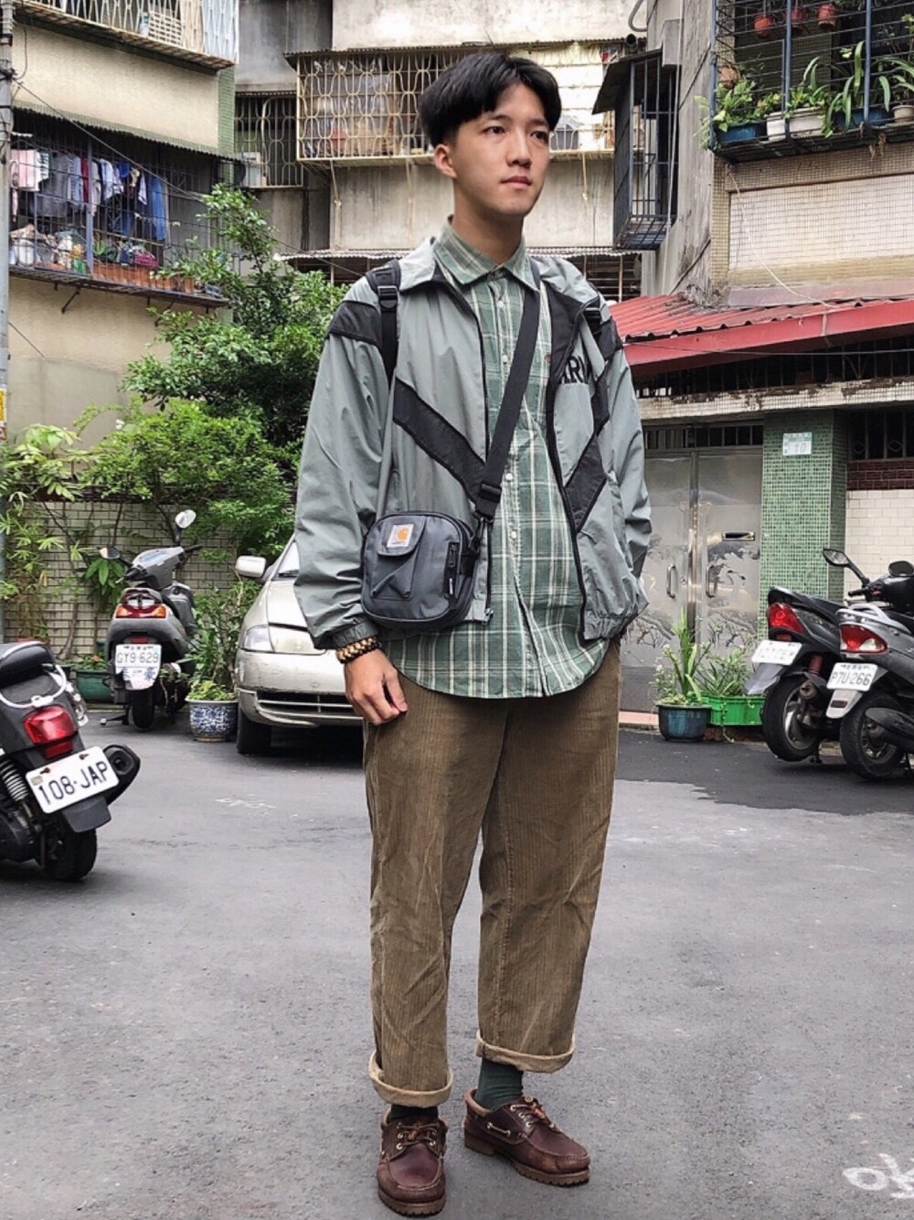 「Carharttのアイテム（ショルダーバッグ、グレー系）」を使った、麥さん（メンズ・177cm）の春コーディネートの1枚目の写真