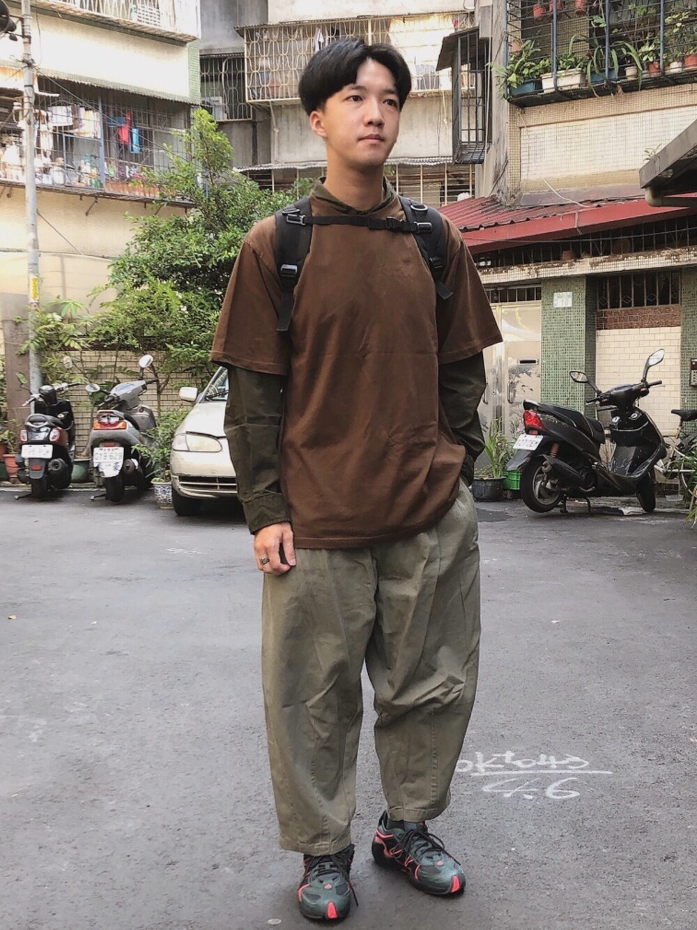 「adidasのアイテム（スニーカー、グリーン系）」を使った、麥さん（メンズ・177cm）の春コーディネートの1枚目の写真