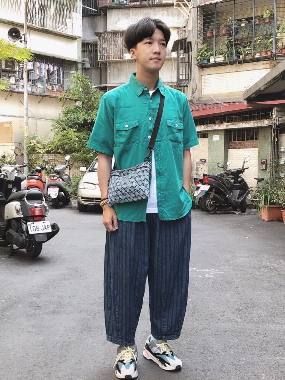 「VINTAGEのアイテム（ショルダーバッグ、ブルー系）」を使った、麥さん（メンズ・177cm）の春コーディネートの1枚目の写真