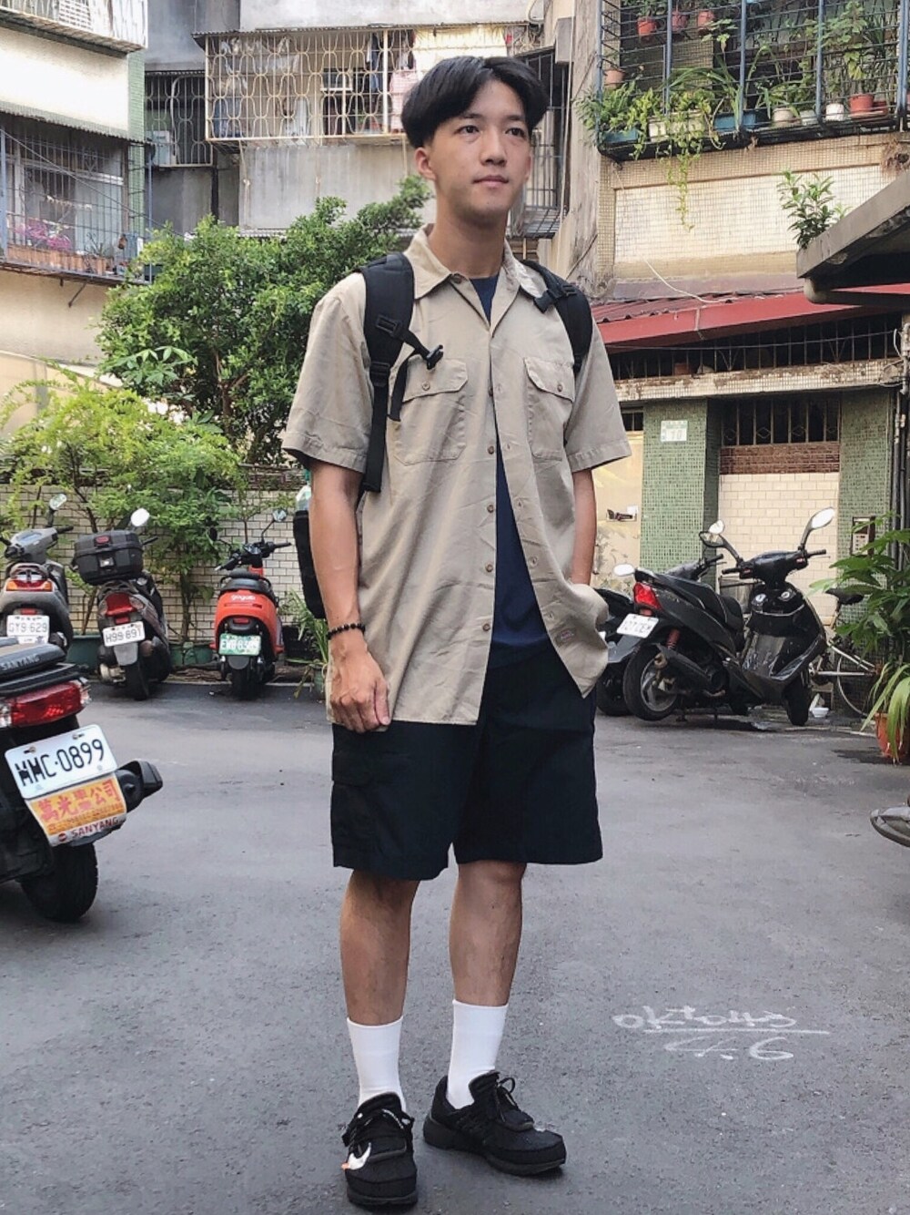「Dickiesのアイテム（シャツ/ブラウス、ベージュ系）」を使った、麥さん（メンズ・177cm）の秋コーディネートの1枚目の写真