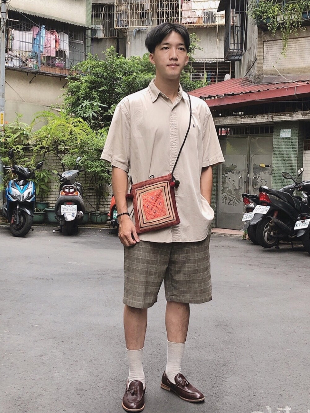 「VINTAGEのアイテム（ショルダーバッグ、レッド系）」を使った、麥さん（メンズ・177cm）の秋コーディネートの1枚目の写真