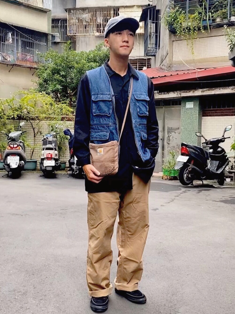「Carharttのアイテム（ショルダーバッグ、ベージュ系）」を使った、麥さん（メンズ・177cm）の秋コーディネートの1枚目の写真