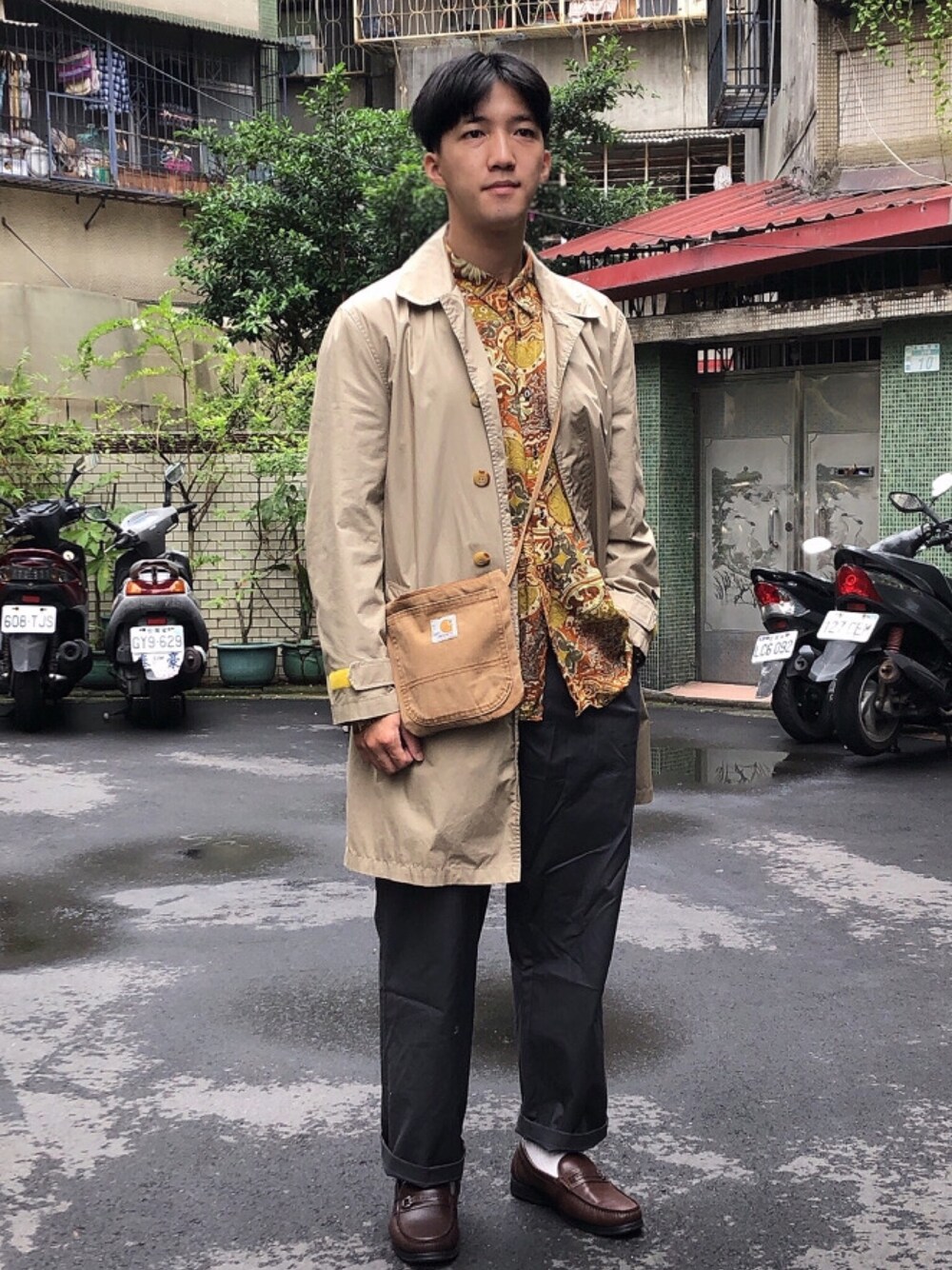「Carharttのアイテム（ショルダーバッグ、ベージュ系）」を使った、麥さん（メンズ・177cm）の冬コーディネートの1枚目の写真