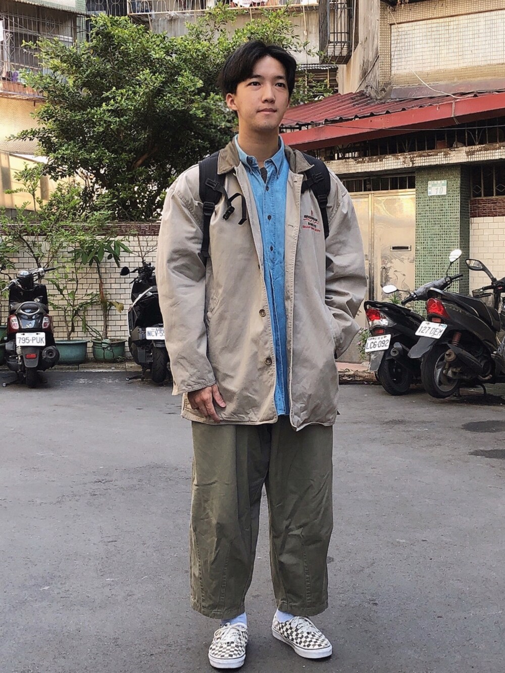 「VINTAGEのアイテム（ピーコート、ベージュ系）」を使った、麥さん（メンズ・177cm）の春コーディネートの1枚目の写真