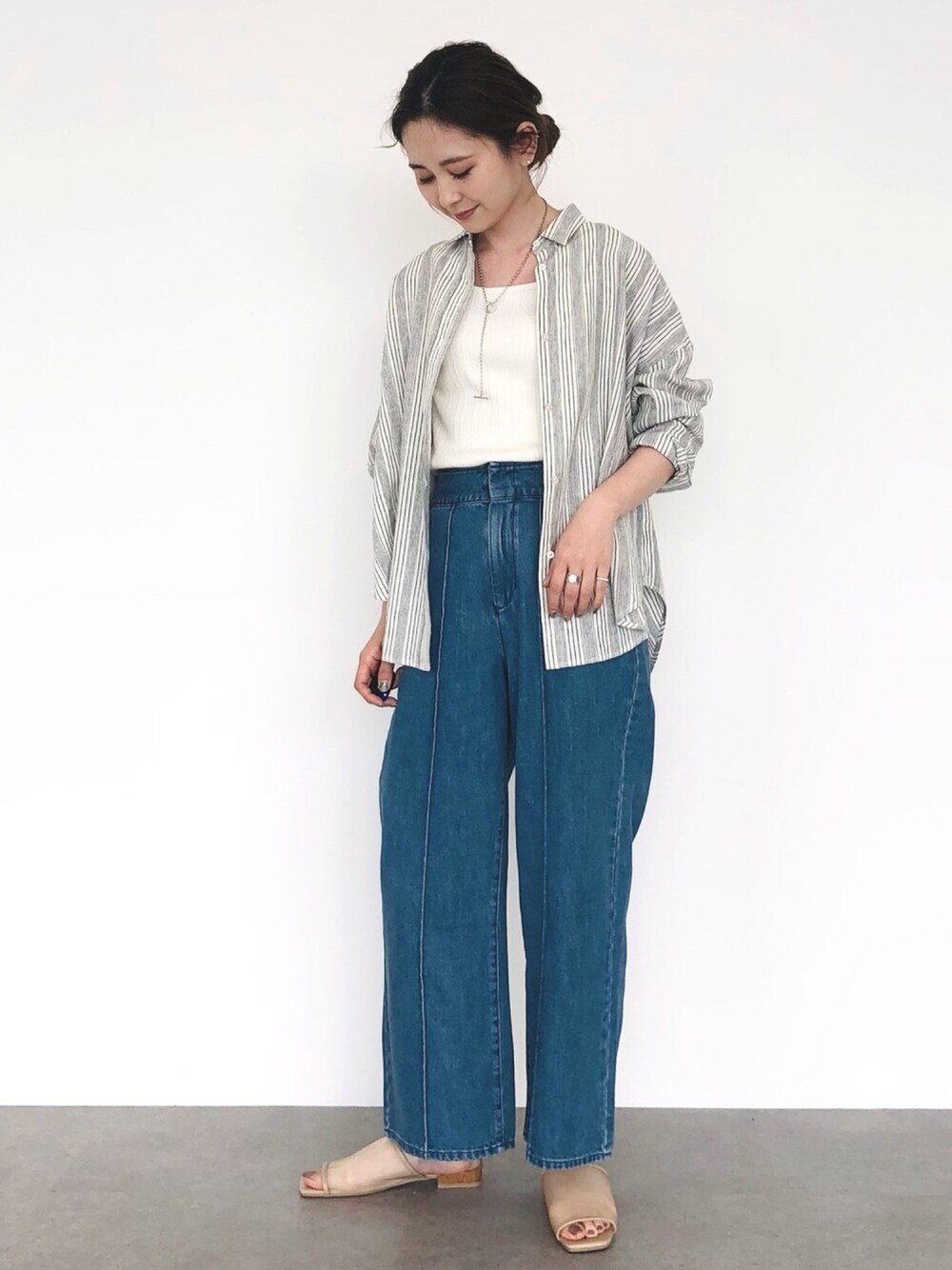 「シャツスタイル、シャツ、ストライプ、ストライプシャツ、ワイドパンツ、デニム、春、サンダル、プチプラ、ママコーデ」｜「AMERICAN HOLICのオーバーヒールチュールサンダル（サンダル、ベージュ系）」を使った、kana¨̮*さん（レディース・161cm）の春コーディネートの1枚目の写真
