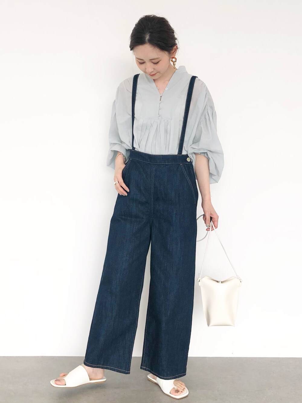「パンツスタイル、デニム、サロペット、ブラウス、ボリューム袖、サンダル、春コーデ、アイスブルー、ママコーデ、プチプラ」｜「AMERICAN HOLICのシアーCottonスキッパータックチュニック（Tシャツ/カットソー、ブルー系）」を使った、kana¨̮*さん（レディース・161cm）の春コーディネートの1枚目の写真