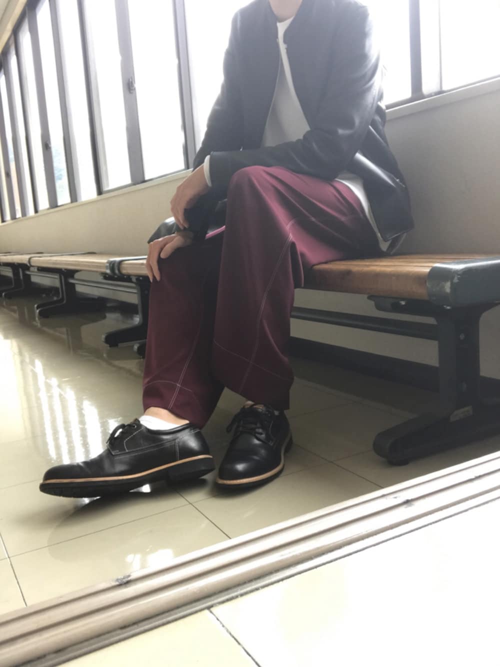 「秋のコーデ、革靴、ライダース」｜「WEGOのWEGO/サイドスリットビッグシルエットプルオーバー（スウェット、ホワイト系）」を使った、ジャジャッチ(#)☁︎︎さん（メンズ・180cm）の秋コーディネートの1枚目の写真