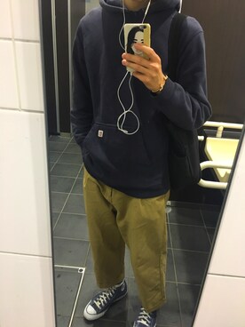 「CONVERSE（コンバース）のアイテム（スニーカー、ブルー系）」を使った、carey_akrさん（メンズ・180cm）の春コーディネート
