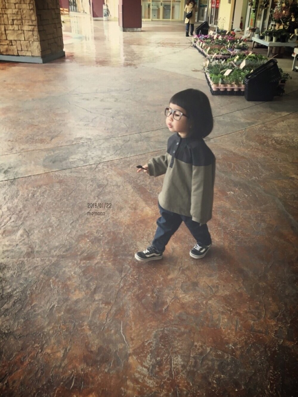 ブルー系のデニムパンツ、ブラック系のスニーカー、ブラック系のトップスを着用したキッズの冬コーディネートの1枚目の写真