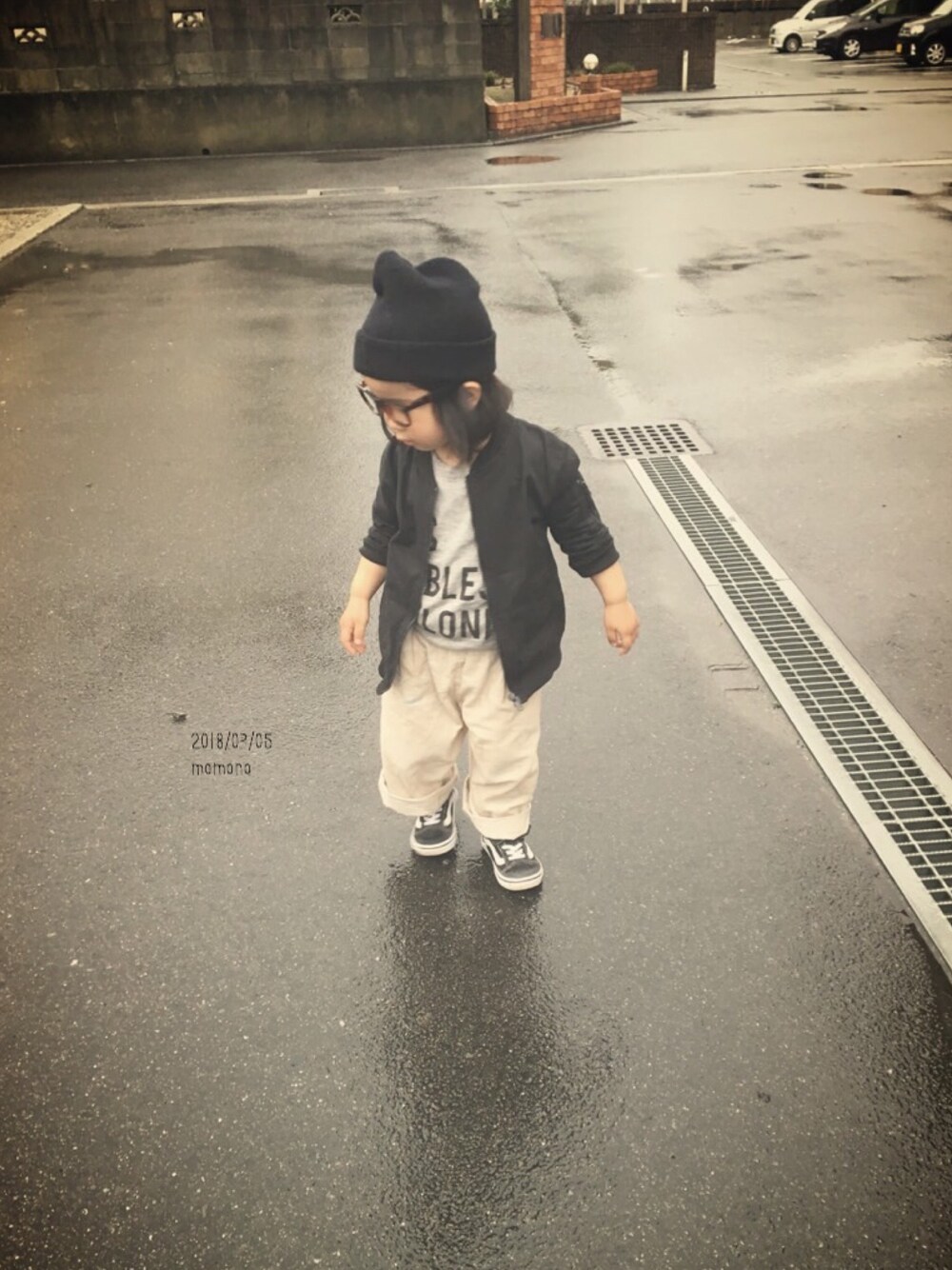 ブラック系のMA-1、ホワイト系のパンツ、グレー系のTシャツ/カットソーを着用したキッズの春コーディネートの1枚目の写真