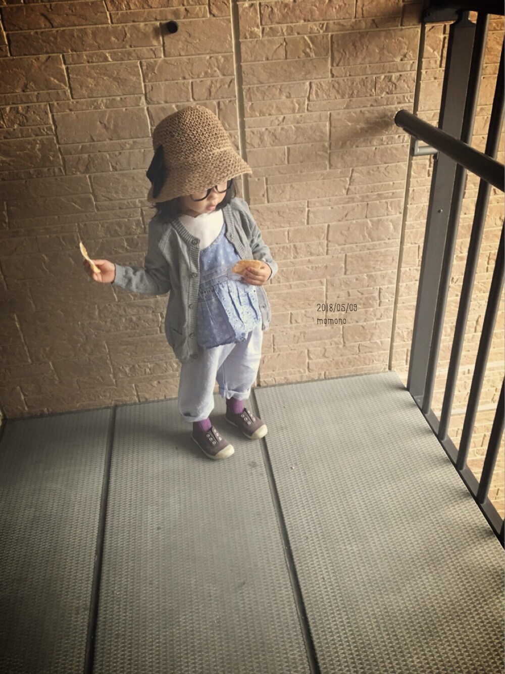 ブルー系のTシャツ/カットソー、グレー系のカーディガン/ボレロ、ブルー系のパンツを着用したキッズの春コーディネートの1枚目の写真