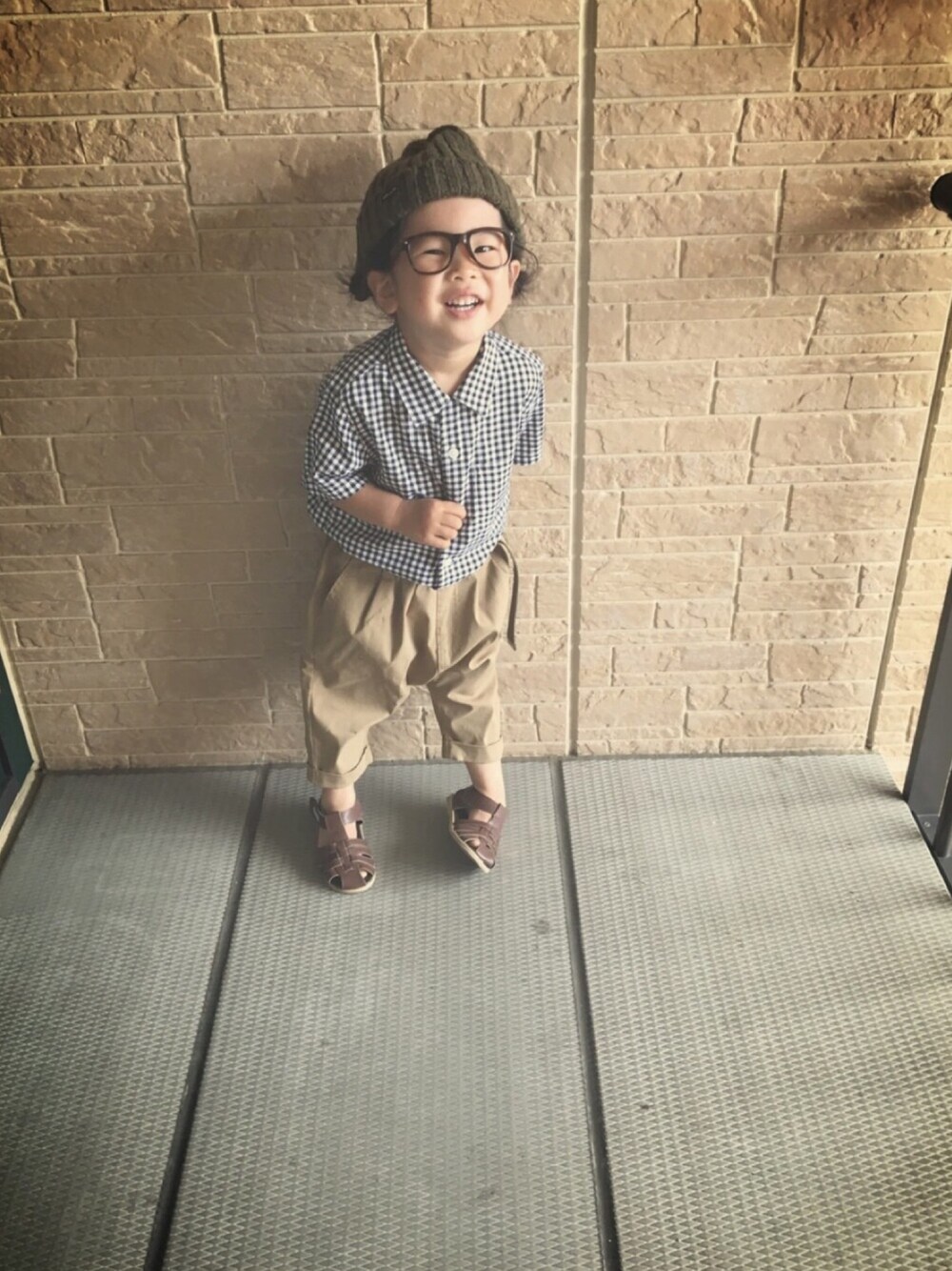 ブラック系のシャツ/ブラウス、ベージュ系のその他パンツ、ブラウン系のサンダルを着用したキッズの夏コーディネートの1枚目の写真