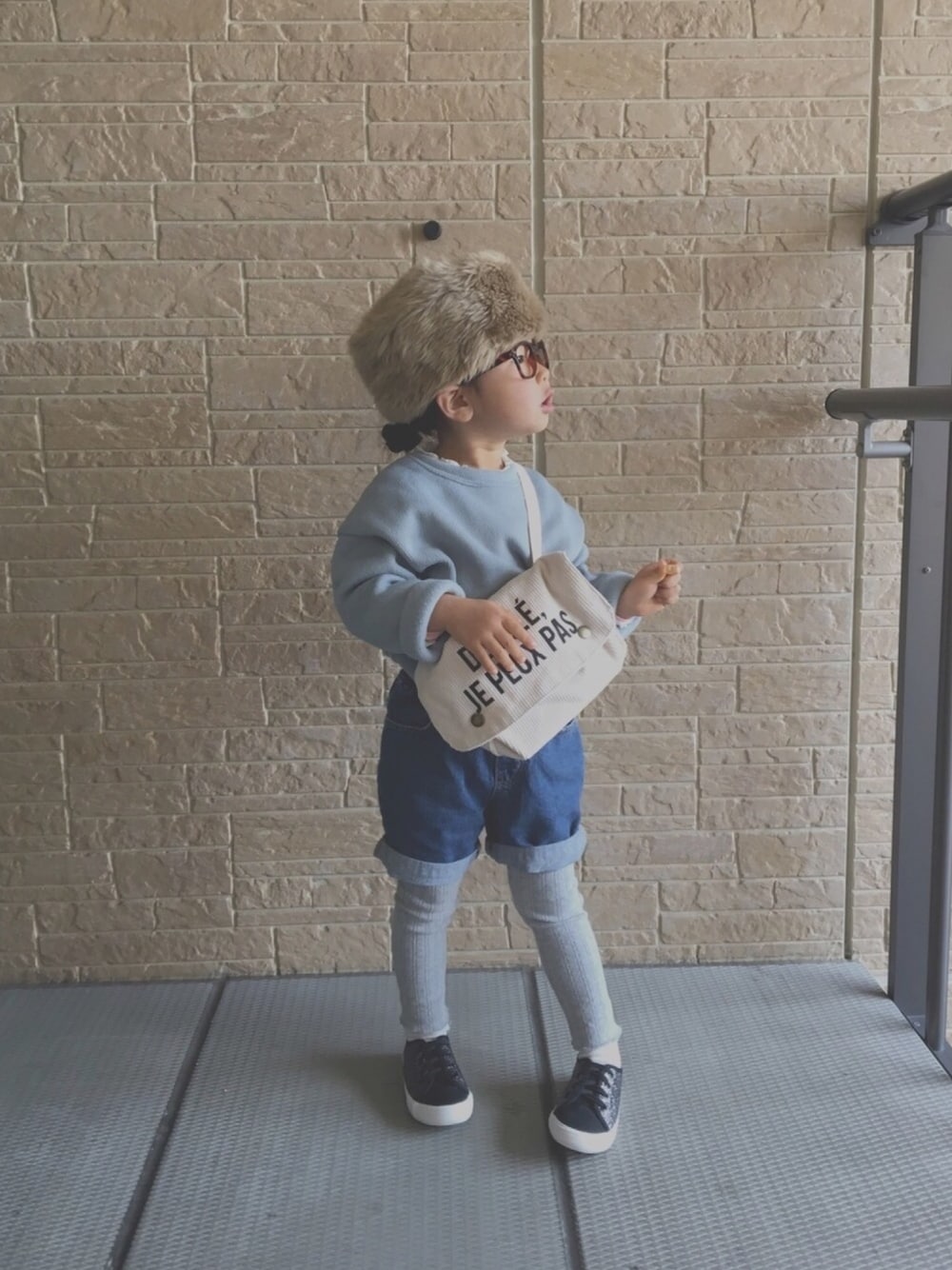 ホワイト系のTシャツ/カットソー、ブルー系のその他パンツ、ブルー系のニット/セーターを着用したキッズの冬コーディネートの1枚目の写真