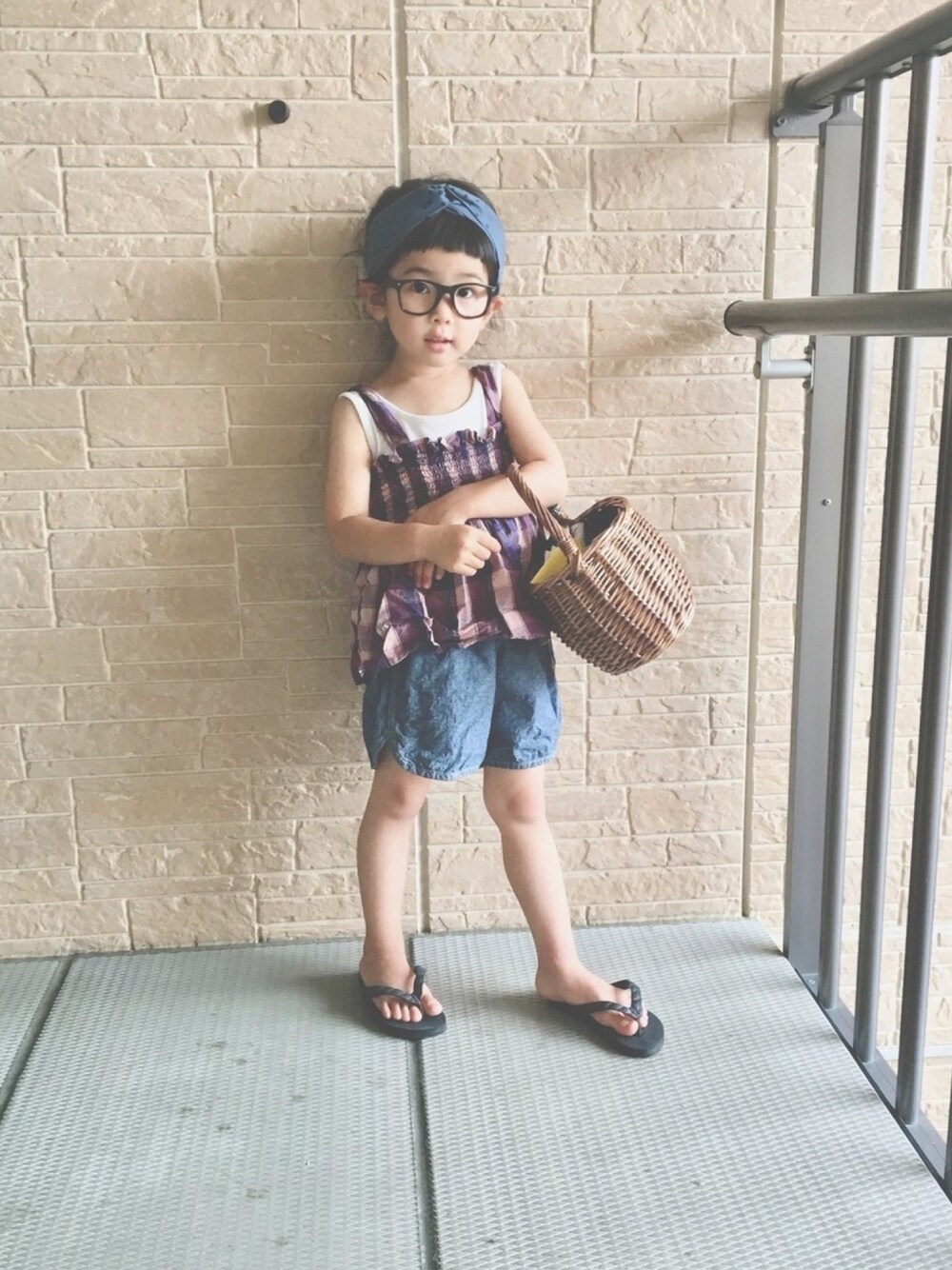 ホワイト系のビーチサンダル、パープル系のトップスを着用したキッズの夏コーディネートの1枚目の写真