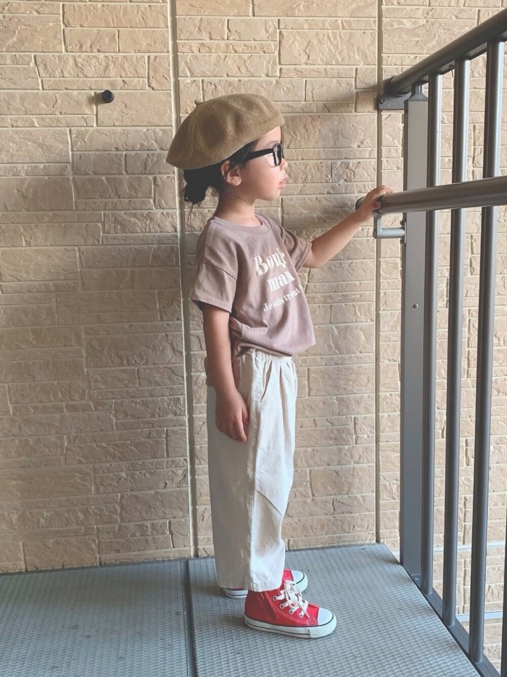 ホワイト系のその他パンツ、レッド系のスニーカー、ブラウン系のTシャツ/カットソーを着用したキッズの秋コーディネートの1枚目の写真