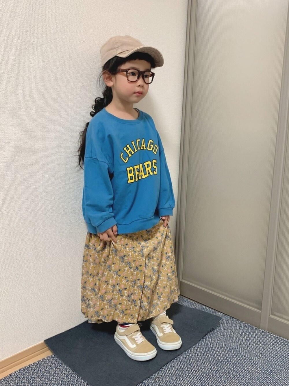 ブルー系のスウェット、イエロー系のスカート、ベージュ系のスニーカーを着用したキッズの春コーディネートの1枚目の写真