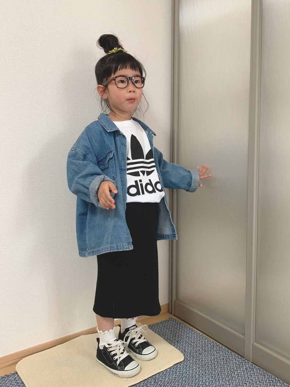 ホワイト系のTシャツ/カットソー、ブルー系のデニムジャケット、ブラック系のスカートを着用したキッズの春コーディネートの1枚目の写真