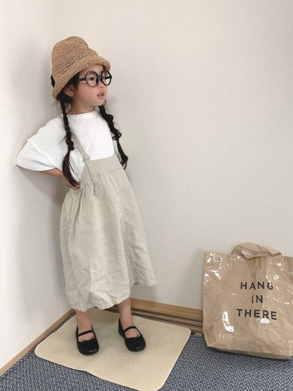 「ワンピース、バレエシューズ、ワッフル、休日スタイル、ゆるコーデ、めがね、春夏コーデ、笑顔でstayhome、韓国子供服」｜「韓国子供服のアイテム（Tシャツ/カットソー、ホワイト系）」を使った、momono13さん（キッズ・110cm）の春コーディネートの1枚目の写真
