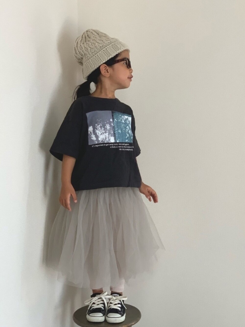 グレー系のTシャツ/カットソー、グレー系のパンツ、ブラック系のスニーカーを着用したキッズの夏コーディネートの1枚目の写真