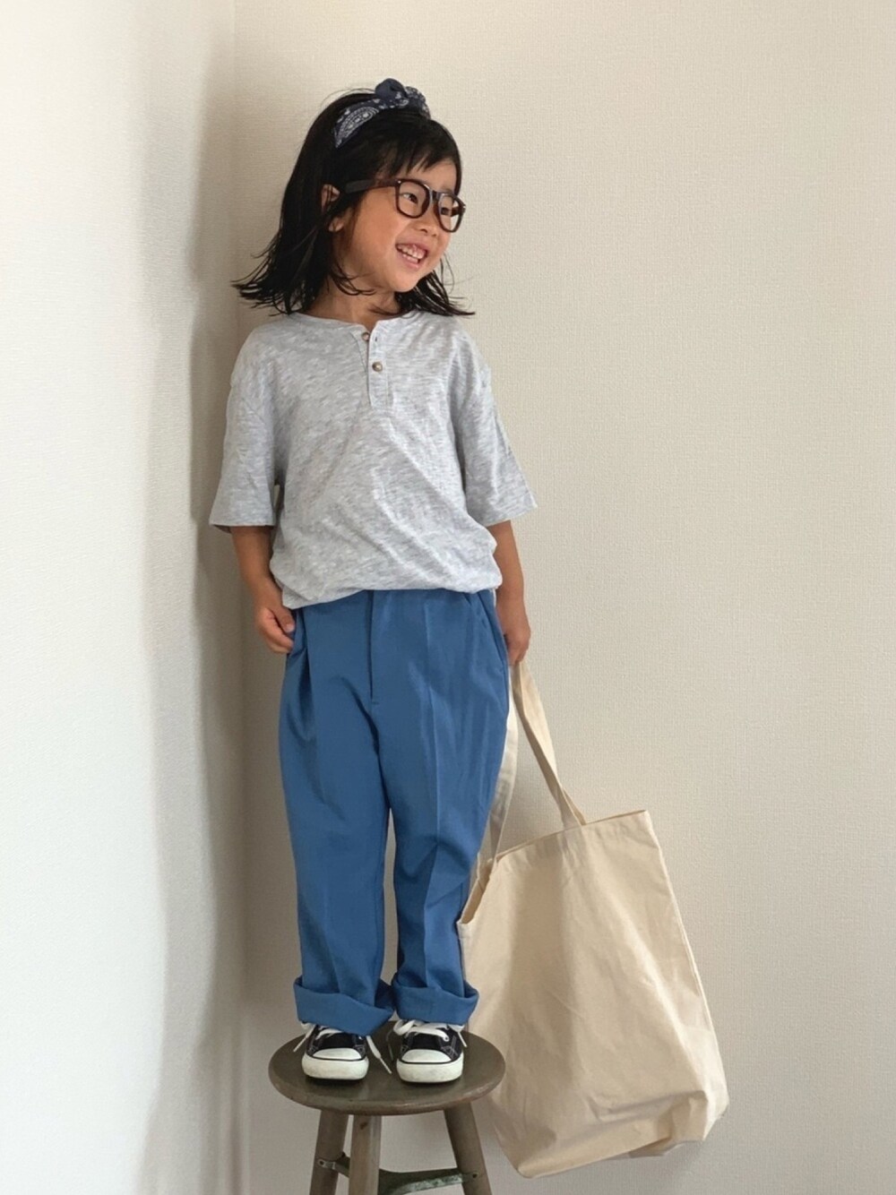 グレー系のTシャツ/カットソー、ブルー系のその他パンツ、ブラック系のスニーカーを着用したキッズの夏コーディネートの1枚目の写真