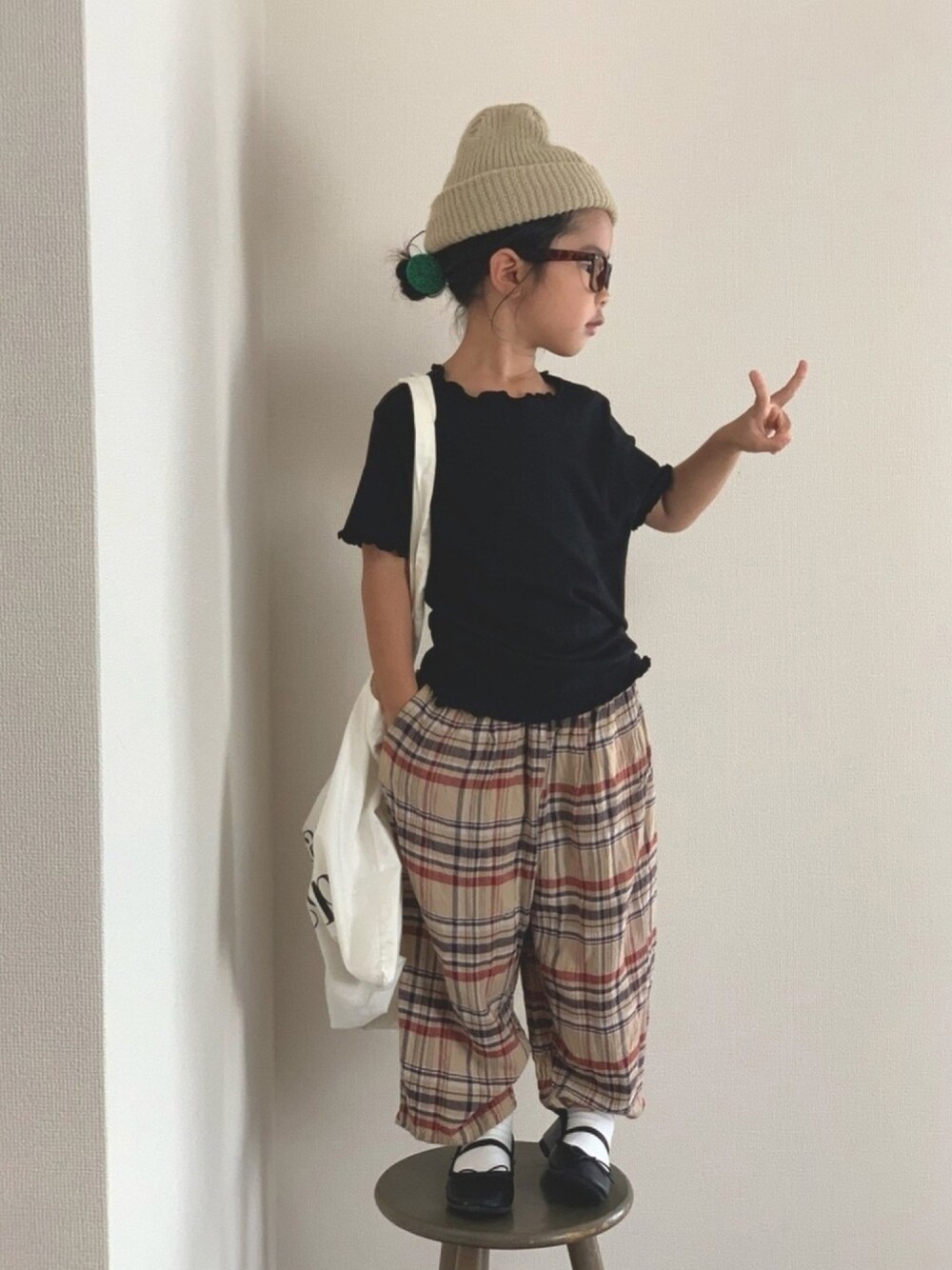 「ラブアンドピース2020、チェック、チェックパンツ、韓国子供服、バレエシューズ、おしゃれさんと繋がりたい、ニット帽、2020秋チェッカーず」｜「西松屋のアイテム（Tシャツ/カットソー、ブラック系）」を使った、momono13さん（キッズ・110cm）の秋コーディネートの1枚目の写真