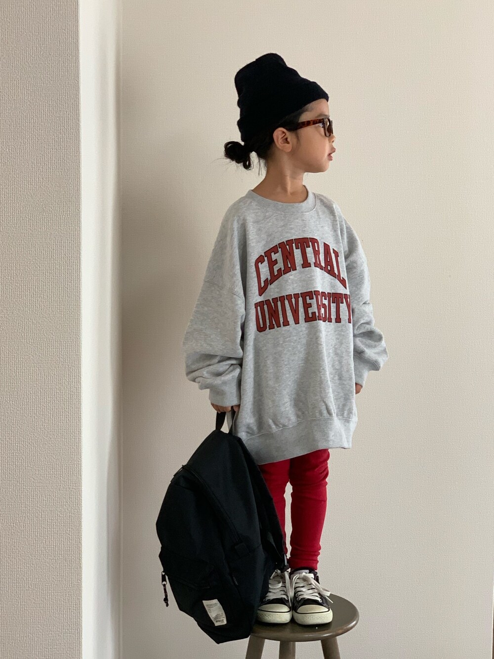 「レギンス、コンバース、スウェット、ロゴスウェット、リュック、おしゃれさんと繋がりたい、ニット帽、オーバーサイズ、ゆるコーデ」｜「Ocean&Groundのカレッジロゴジャンボスウェット（80～140cm）（スウェット、グレー系）」を使った、momono13さん（キッズ・110cm）の秋コーディネートの1枚目の写真